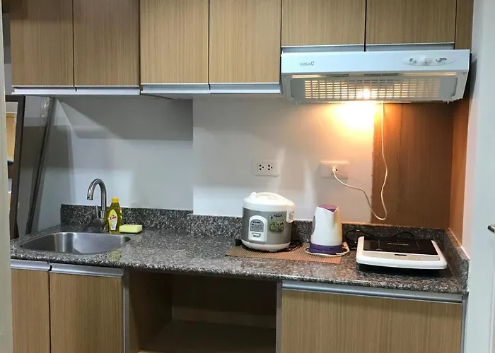 3 Mins From Airport Pool Access Wi-fi Tv Gym Apartment