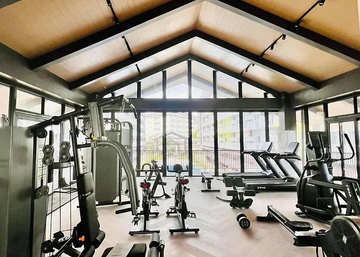 3 Mins From Airport Pool Access Wi-fi Tv Gym Apartment