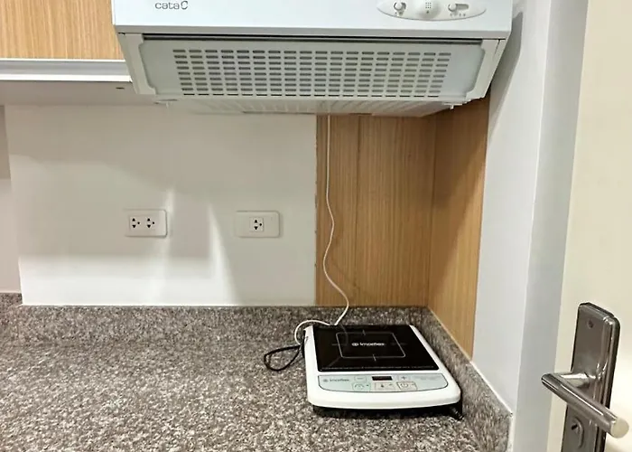 3 Mins From Airport Pool Access Wi-fi Tv Gym